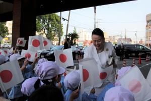 聖母幼稚園の園児によるお出迎え