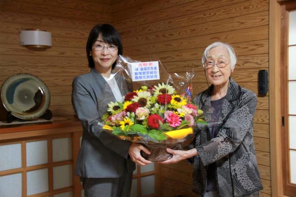 花束を手渡す副市長