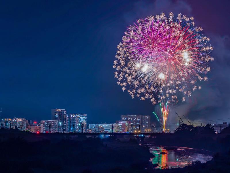 .夜空に咲く大輪の花