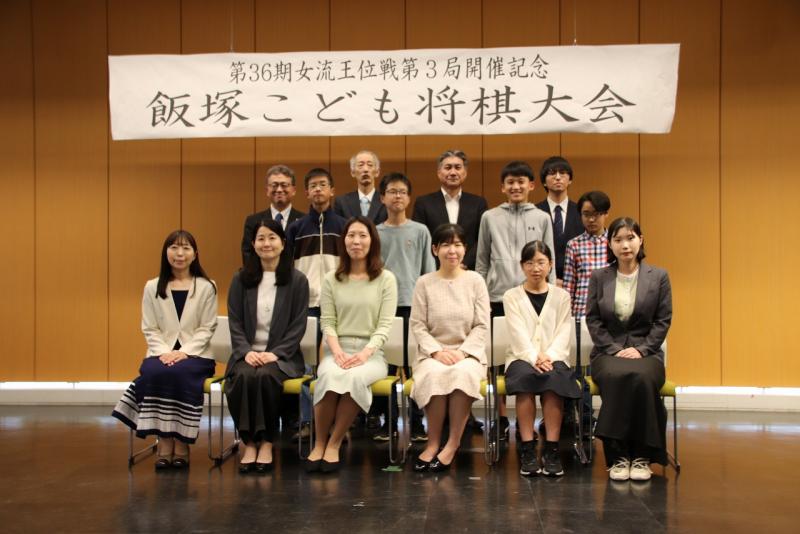 対局者交えての集合写真の画像2