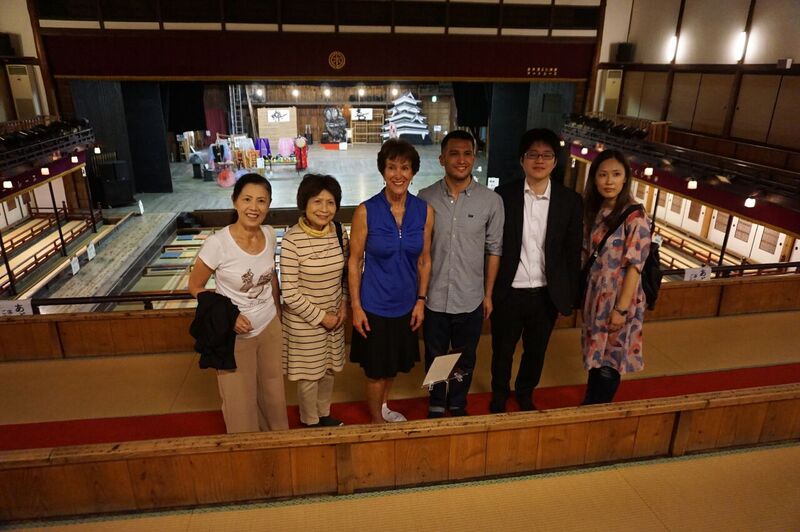 前田さん（一番左）とフローレンスさん（左から3番目）の画像