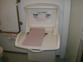 おむつ替えの画像