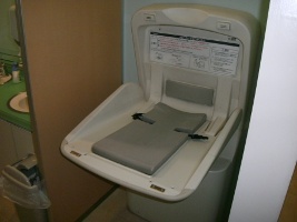 おむつ替えの画像