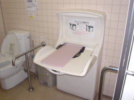 おむつ替えの画像