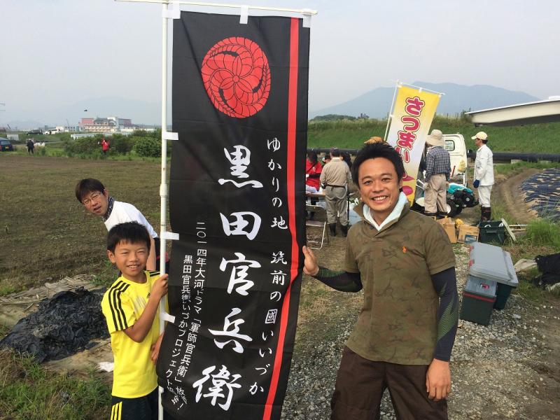 のぼりを持った男性の写真