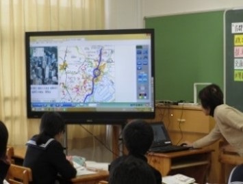 電子黒板を使用して授業をしている写真