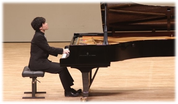 音楽界でピアノを弾いている写真