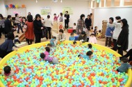 子供がボールプールで遊んでいる写真