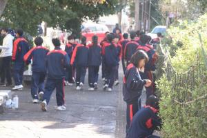 イルミネーション取り付け作業を行う飯塚一中の生徒たち