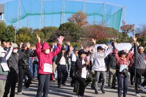 スタート前に参加者全員で準備体操を行う写真