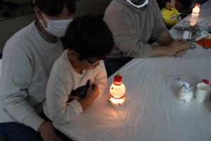 エコランタンを眺める子ども