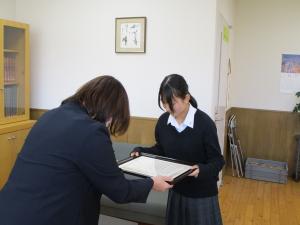 表彰時に表彰状を受け取る竹内さん