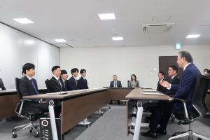 新人選手と歓談する武井市長