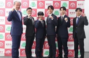 新人4選手と有吉支部長と武井市長