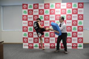 取材の中で職員が持つミットに向けてキックを披露していただきました