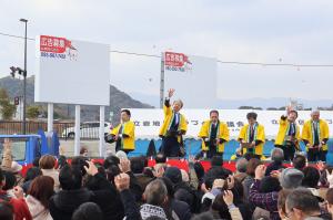 武井市長らが来場者へ福豆を投げる様子