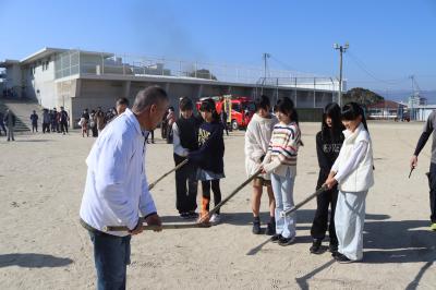 種火を分けてもらう子どもたち