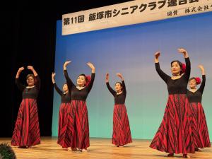 ステージで踊る女性の皆さん