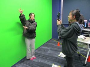 カメラで撮影をする児童