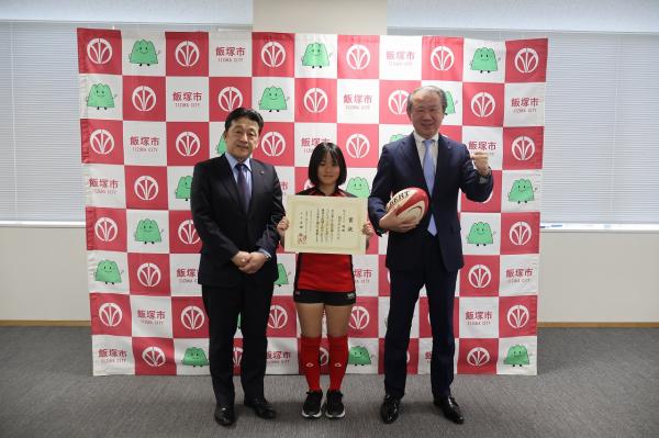 賞状を手に、武井市長や桑原教育長とともに写真に写る松田さん