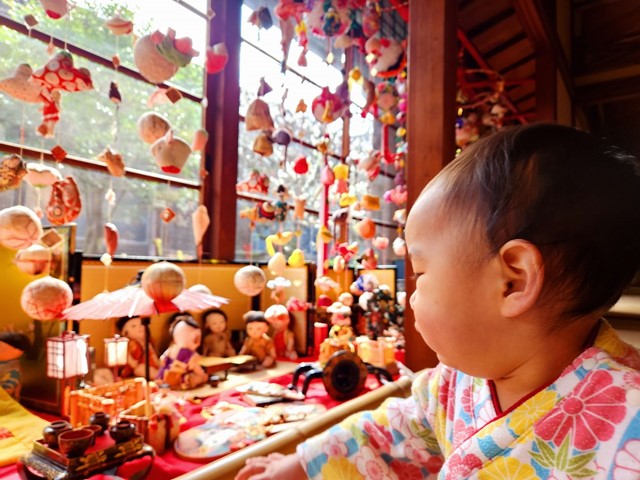 いいづか雛のまつり さげもんの下で赤ちゃん