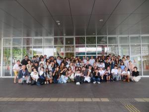 【サニーベール団とホストファミリーの皆さんが支庁正面玄関前に勢ぞろいしました！】
