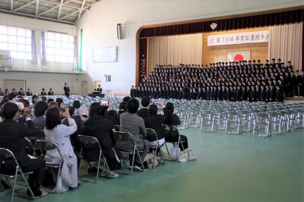 ステージにあがる卒業生たち