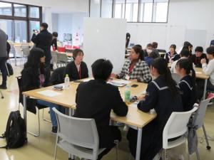 中学生、高校生、大学生が交わりグループワークを行う様子