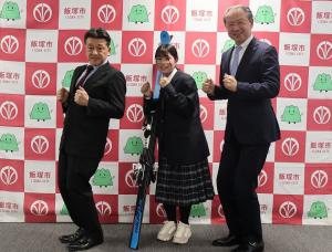 武井市長・桑原教育長とスキーの構えをしている末武みのりさん