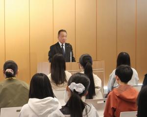 市内の中学・高校生達がサニーベールへ出発(久世副市長の挨拶)