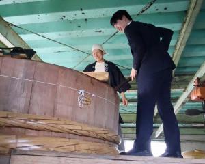 醤油づくりを体験している様子