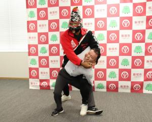 阿蘇山選手より本市職員に対しプロレス技が披露されている様子