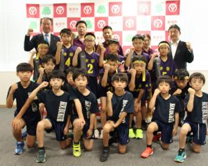 幸袋ジュニアメンバーと市長、教育長