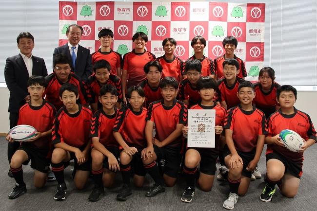武井市長、桑原教育長と一緒に写真に写るワイルドボアーズのみなさん