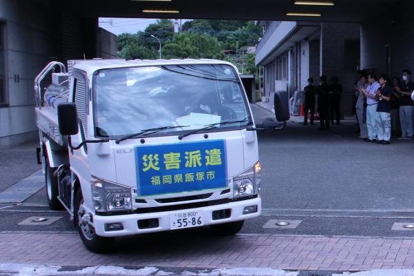 出発する給水車両