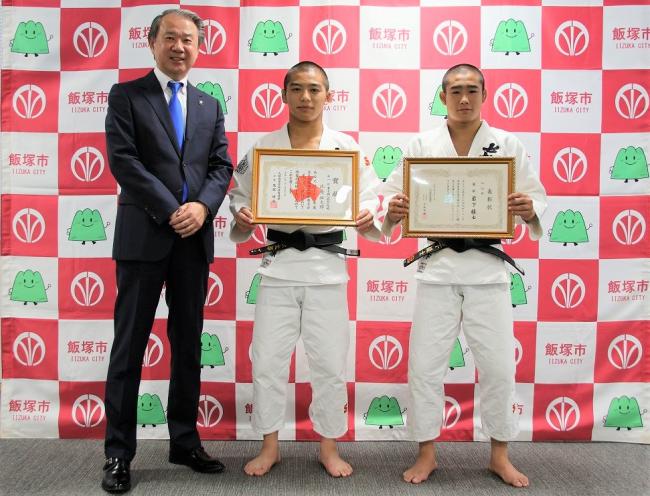 武井市長と写真に写る岩下縁士選手、北原松太郎選手
