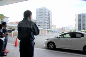災害派遣に車両で出発する職員1名を送り出す武井市長と市職員