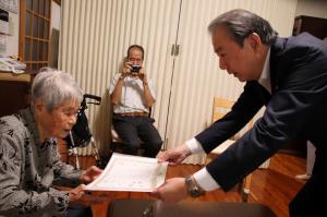 感謝状を渡される市長、受け取る梅田さん