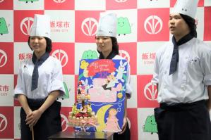 プレゼンを行う飯塚高校製菓部3人