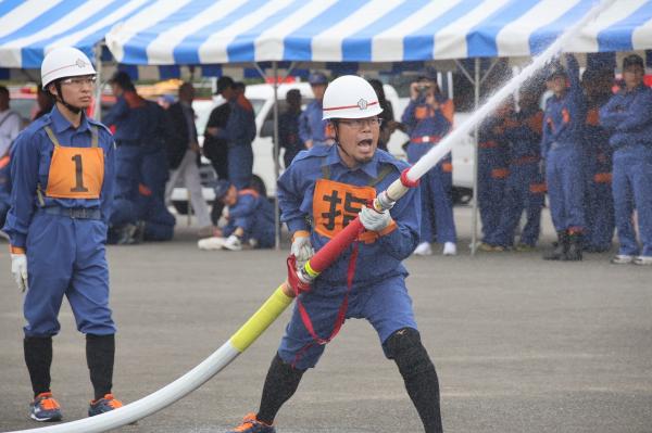 放水する飯塚市消防団指揮者