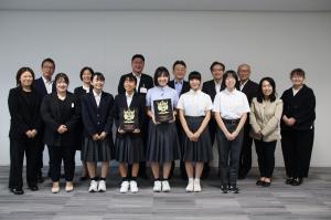 放送コンテストで優秀な成績を収めた市内4中学校の学校関係者、生徒の皆さんたち