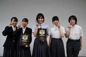 放送コンテスト入賞者の市内4中学校の生徒の皆さん（笑顔で写真撮影）