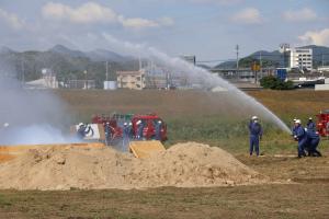 消火訓練を行う消防団職員