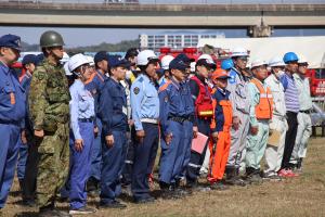 訓練に参加した関係事業者、福岡県警、飯塚消防本部、自衛隊などたくさんの方々が整列