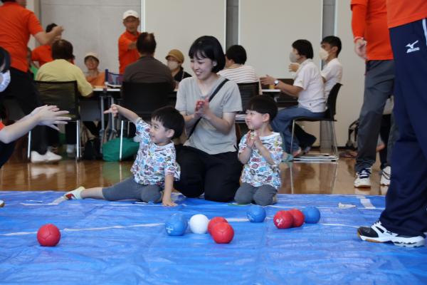 ボッチャを楽しむ来場者