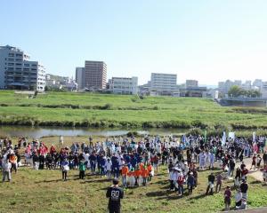 「I LOVE 遠賀川」で河川敷に集合した参加者ら