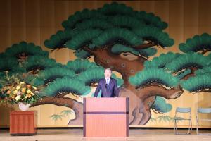 10月24日、再開場記念式典であいさつをする武井市長