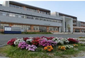 校舎一体型の小中一貫校　幸袋校の画像