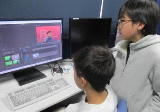 パソコンに向き合う児童