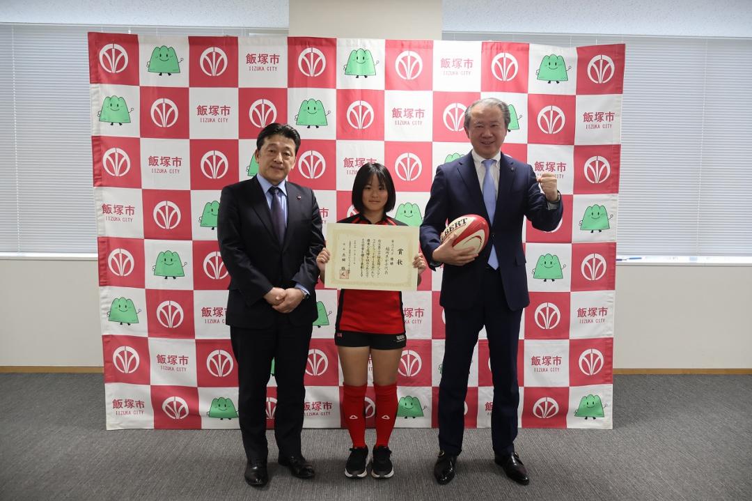 賞状を手に、武井市長や桑原教育長とともに写真に写る松田さん